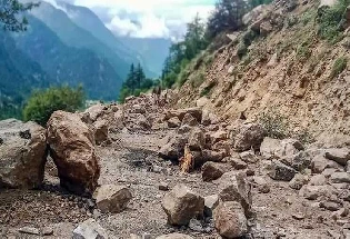 जम्मू कश्मीर के रामवन में जमीन धंसी, 50 से अधिक घर क्षतिग्रस्त