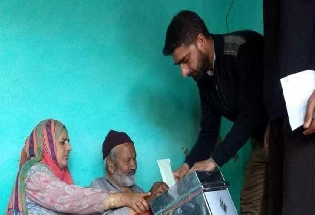 Lok Sabha Election 2024: घर से मतदान मील का पत्थर साबित हुआ दृष्टिबाधित मतदाता के लिए